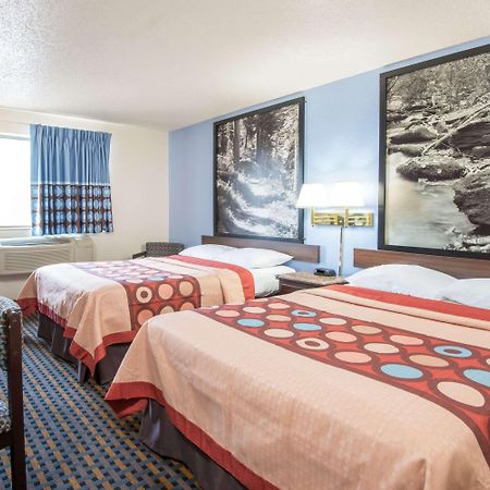 Super 8 By Wyndham New Castle Hotell Exteriör bild