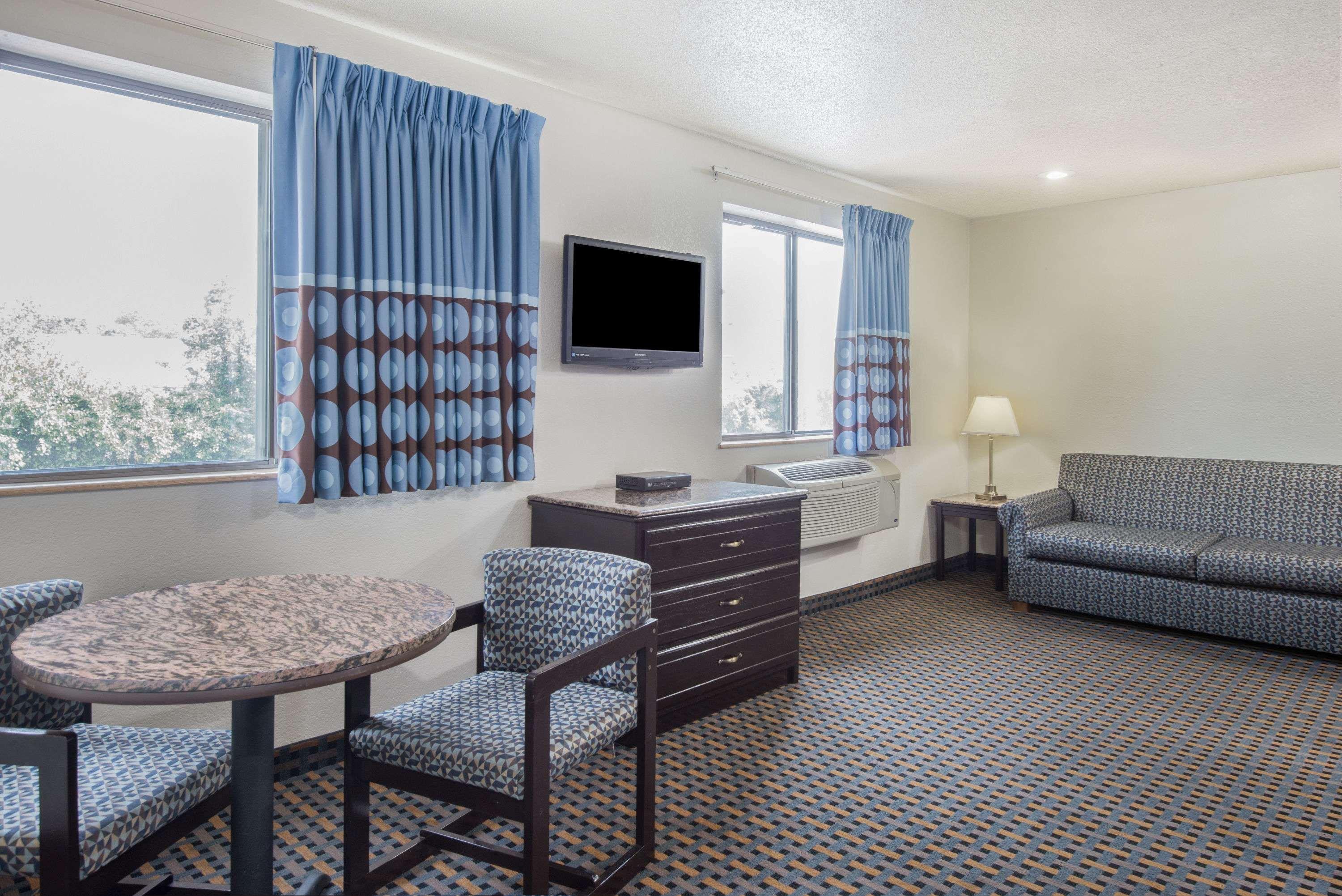 Super 8 By Wyndham New Castle Hotell Exteriör bild